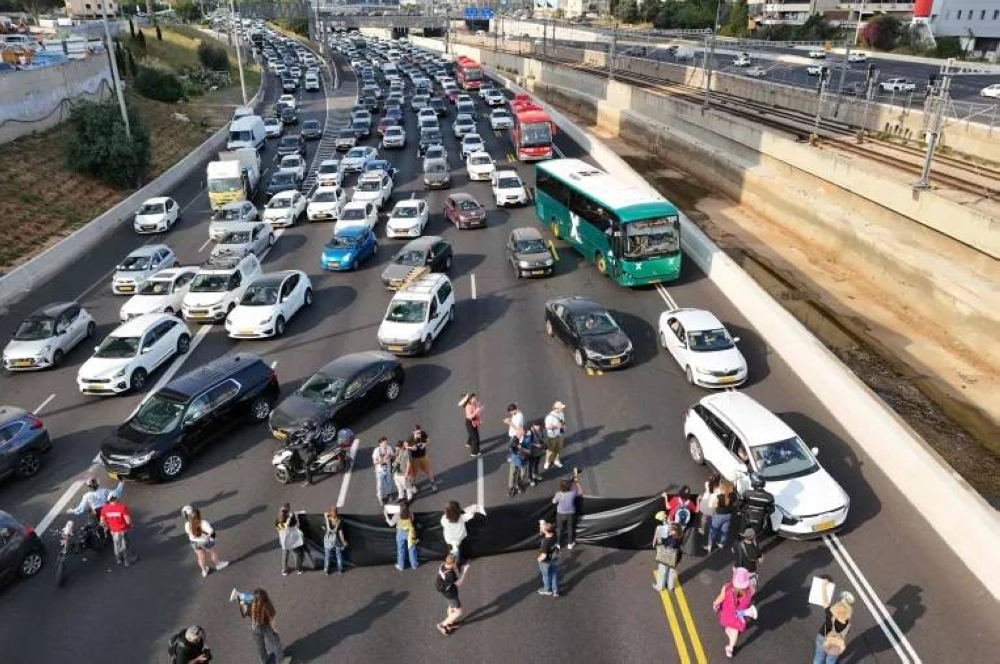 للمطالبة بإطلاق ذويهم وإتمام الصفقة.. محتجون إسرائيليون يقطعون طرقاً رئيسية في تل أبيب