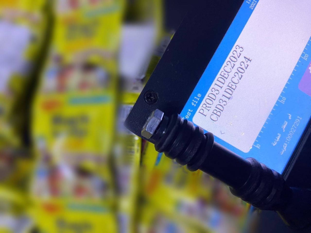 «التجارة»: ضبط عمالة مخالفة تمارس الغش بتغيير تواريخ الصلاحية لمنتجات غذائية