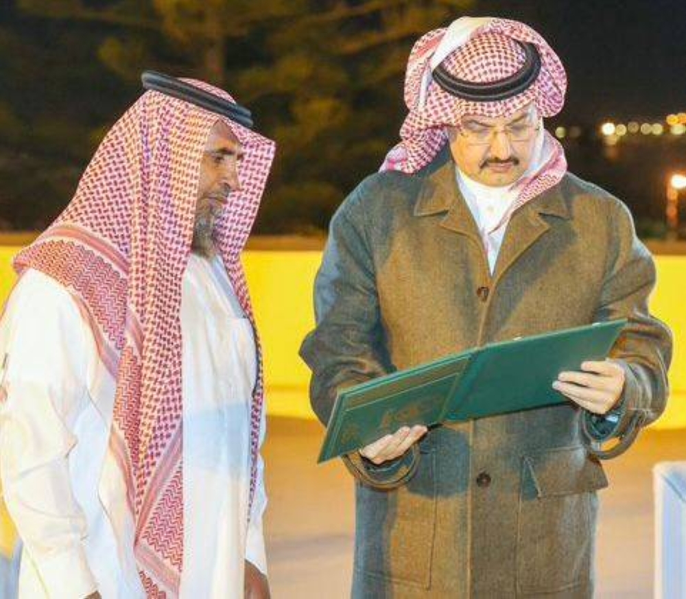 أمير عسير يكرم المواطن عايض الأكلبي ورجلَي الدفاع المدني