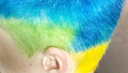 سجن شاب صبغ شعره بالأصفر والأزرق