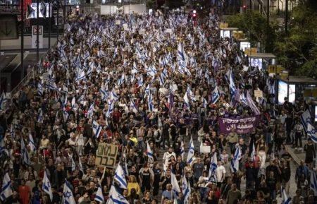 صفقة الأسرى تنتظر رد «حماس».. ومظاهرات غاضبة تطالب برحيل نتنياهو