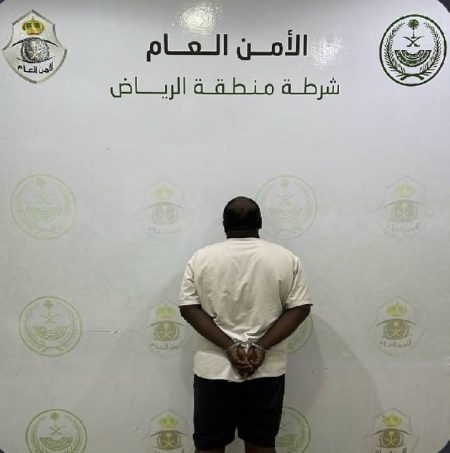 إدارة التحريات والبحث الجنائي بشرطة الرياض تقبض على شخص لسرقته مركبتين