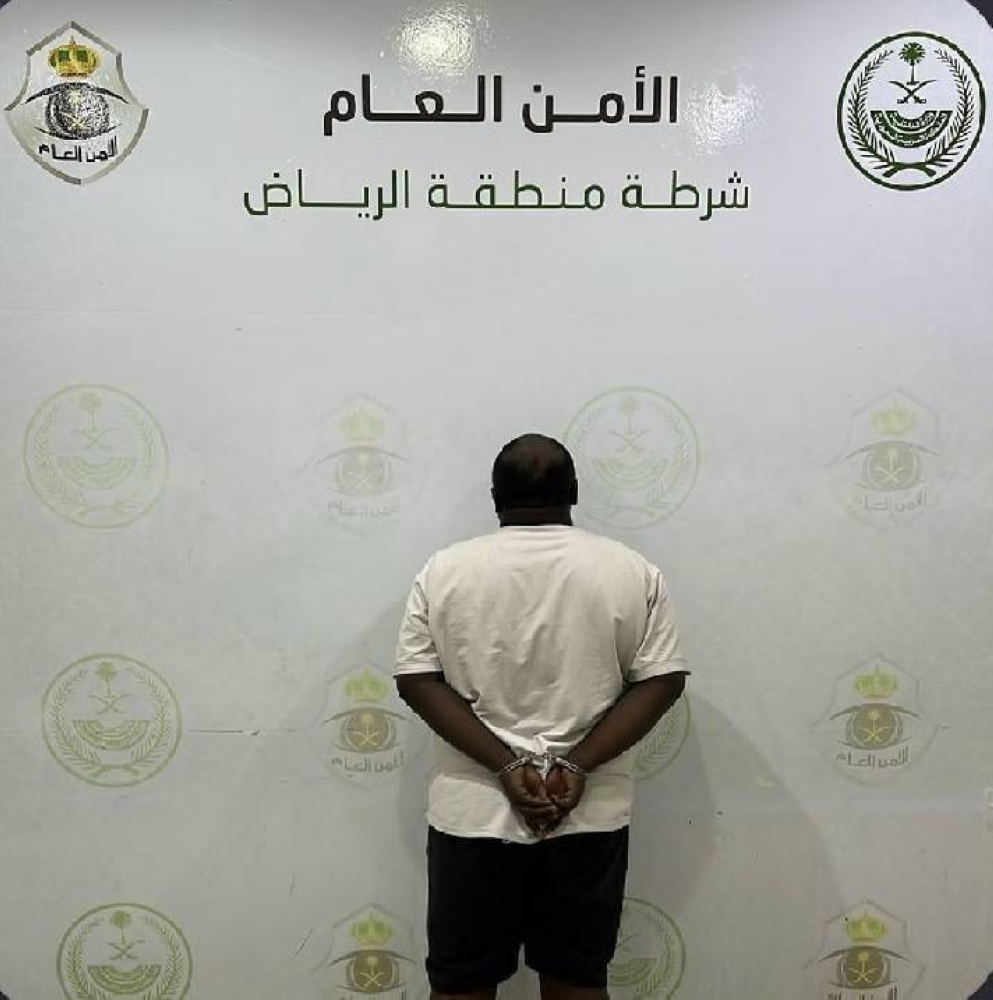 إدارة التحريات والبحث الجنائي بشرطة الرياض تقبض على شخص لسرقته مركبتين