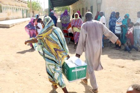 330 سلة غذائية للنازحين في كسلا السودانية