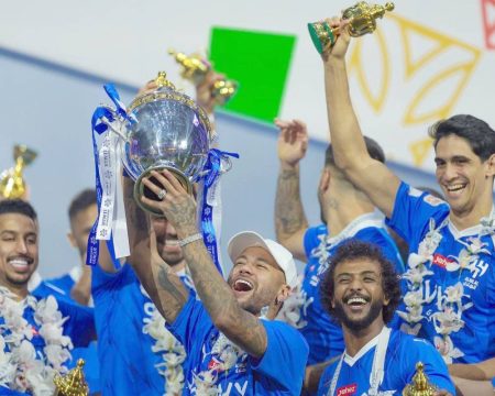 نيمار ثاني قائد برازيلي يحمل كأس الدوري السعودي