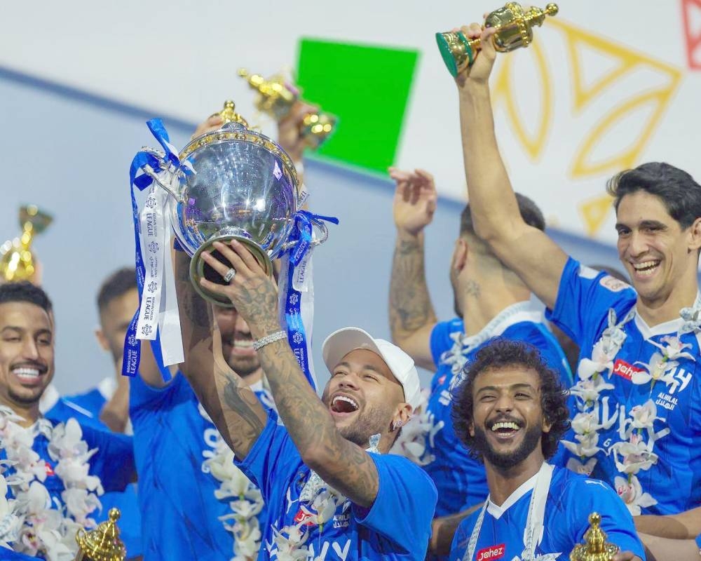 نيمار ثاني قائد برازيلي يحمل كأس الدوري السعودي