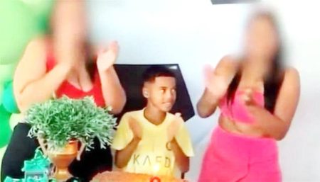 حادثة متكررة.. صبي يقتل والديه ويحرقهما