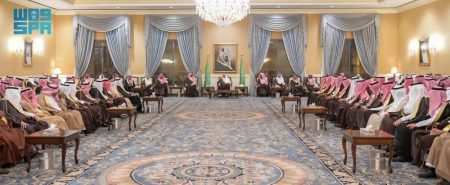 أمير تبوك يستقبل المواطنين في اللقاء الأسبوعي