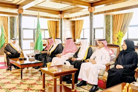 أمير تبوك يطلع على استعدادات جائزة التفوق العلمي والتميز