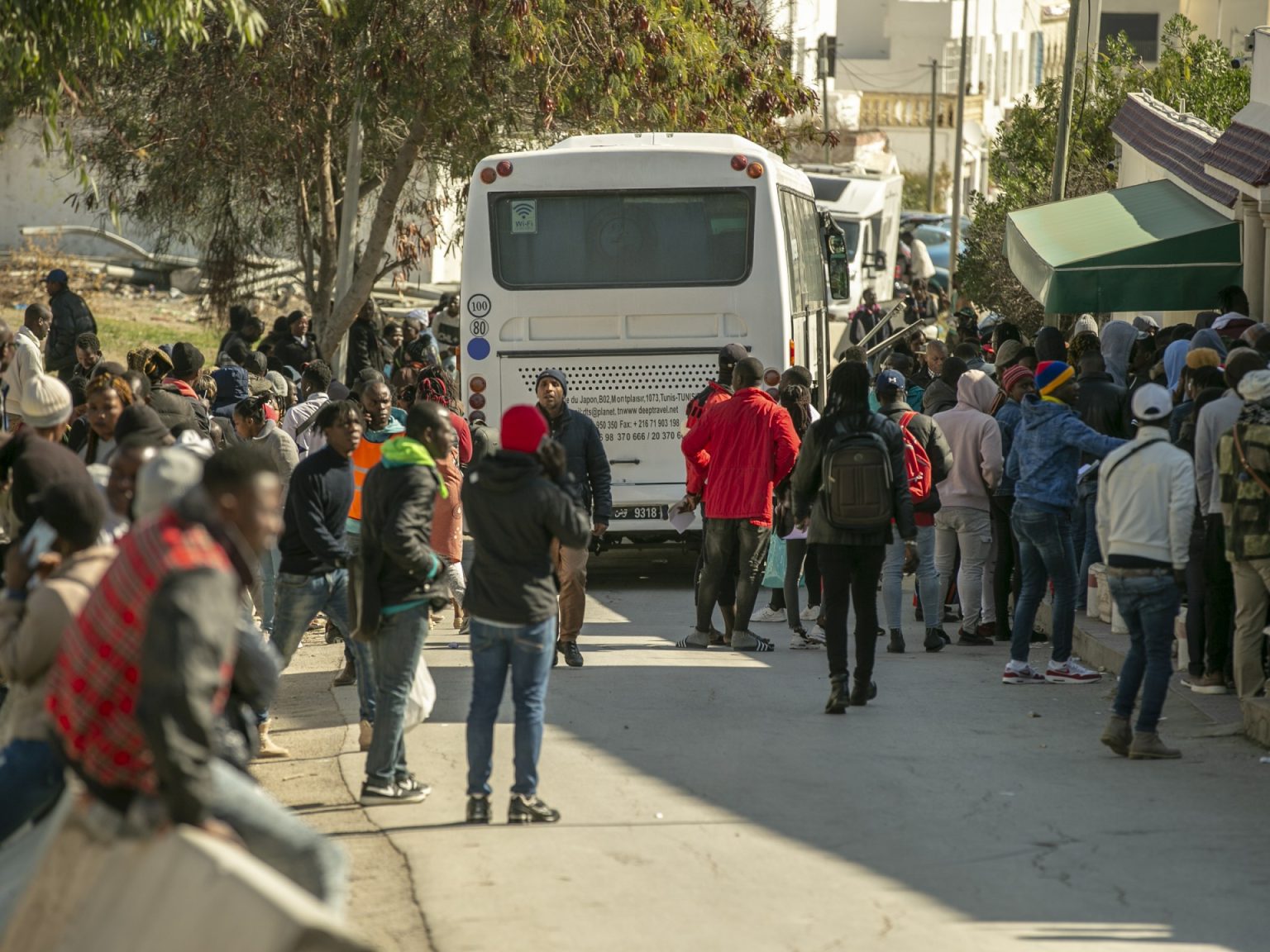 إجلاء قسري لمئات المهاجرين الأفارقة من مخيمات في العاصمة التونسية