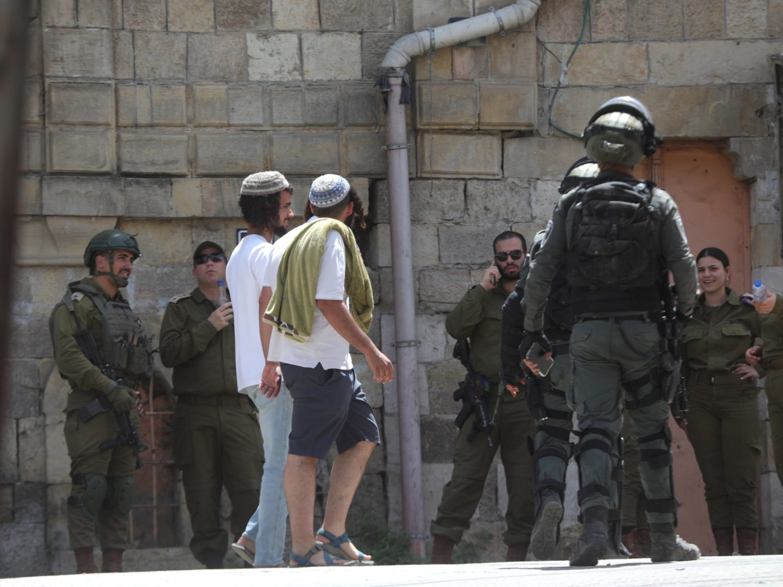 إصابات في طولكرم ونابلس ومواجهات مع الاحتلال في الخليل