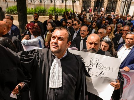 هيئة المحامين التونسيين تقول إن محاميا تعرض للتعذيب خلال اعتقاله