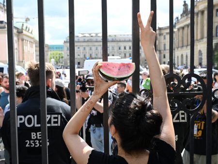 بالصور.. الشرطة الألمانية تفض اعتصاما طلابيا مناصرا لغزة في برلين