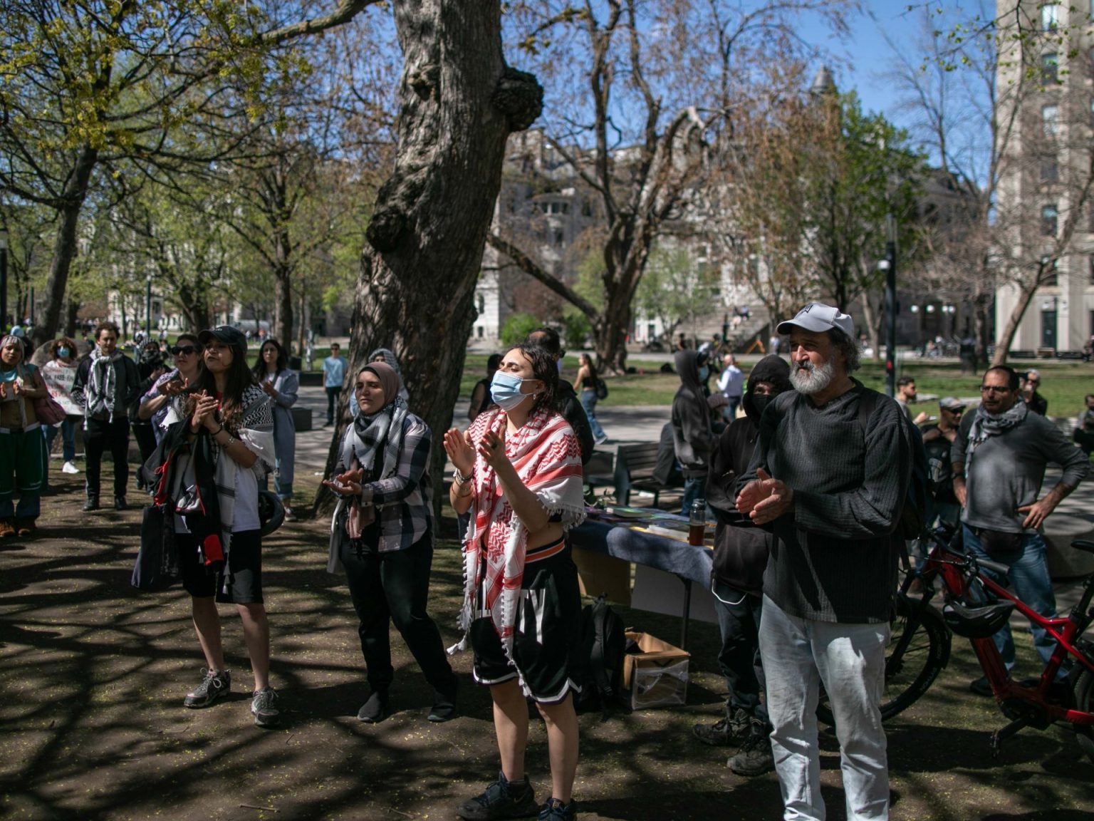 البيت الأبيض يندد بتصريحات عنصرية ضد متظاهرة متضامنة مع غزة