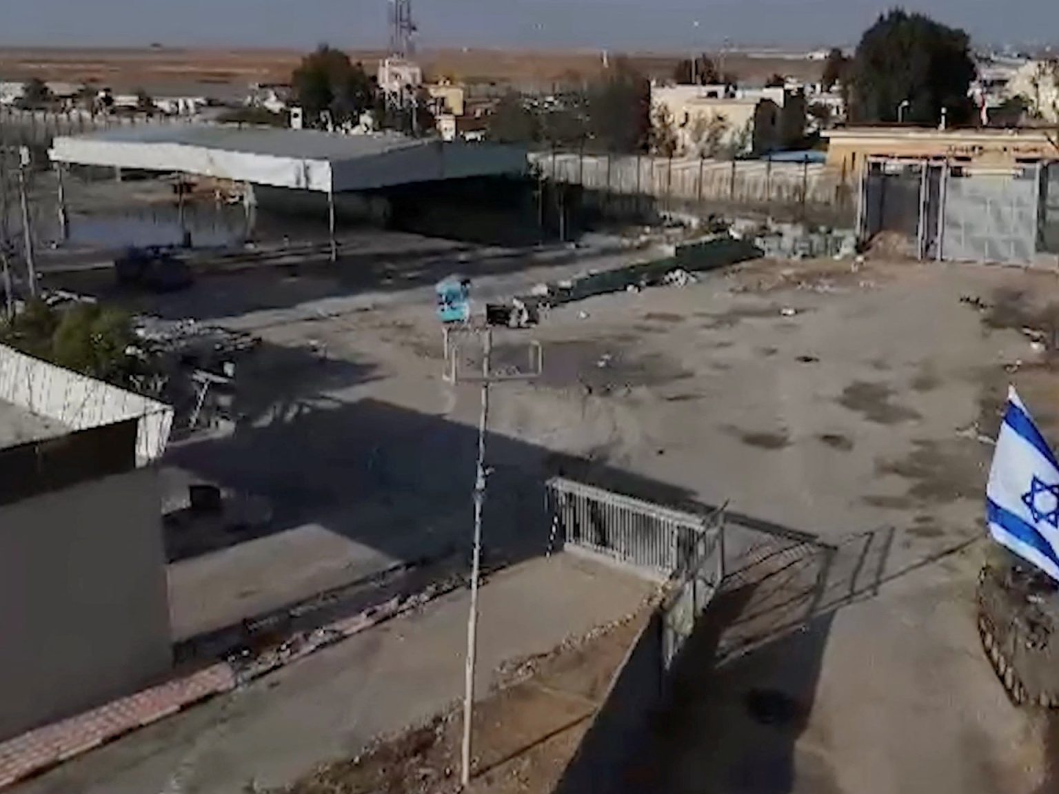 ناشطون: إسرائيل تقطع شريان حياة غزة باحتلالها معبر رفح