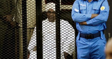 توقعات بنقل البشير من أم درمان لشمال السودان ومطالب للإفراج عنه بكفالة