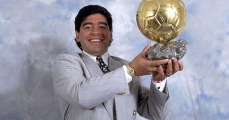 ورثة مارادونا يتحركون لوقف بيع الكرة الذهبية في مزاد ..تعرف على السبب