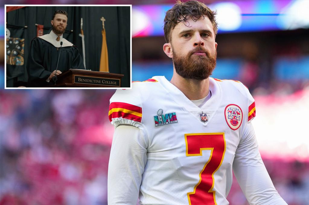 ُتصنف قميص هاريسون بوتكر لاعب أدوار القيادة في دوري الرابطة الوطنية لكرة القدم الأمريكية ضمن أكثر الألبسة مبيعًا بعد خطبة التخرج المرتكزة على الإيمان من لاعب الركلات.