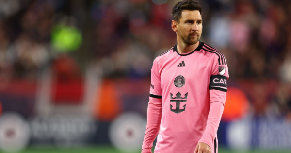 بيع المنديل الذي استخدمه برشلونة للتوقيع مع ميسي بحوالي مليون دولار