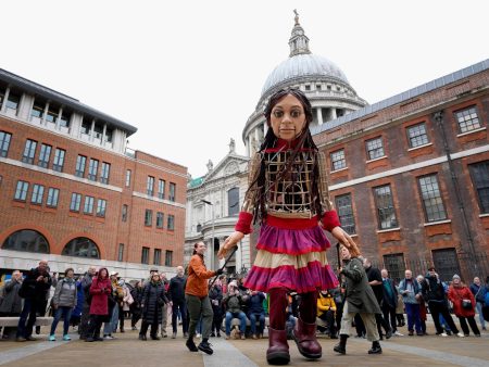 الدمية “أمل” في دبلن للتذكير بمعاناة الأطفال اللاجئين