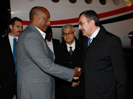 البرهان يصل أنقرة لتشييع جثمان نجله