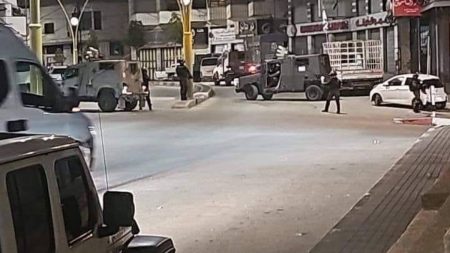 الاحتلال يواصل اقتحام الضفة ومستوطنون يهاجمون بلدة قرب الخليل