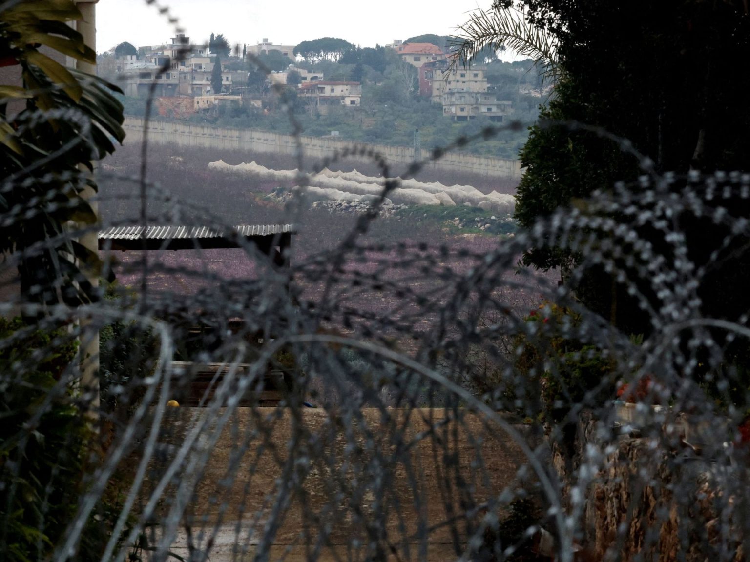 حزب الله يستهدف مواقع إسرائيلية وجيش الاحتلال يستعد لهجوم