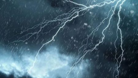 "الأرصاد" ينبه من صواعق رعدية وهطول أمطار على محافظة طريف