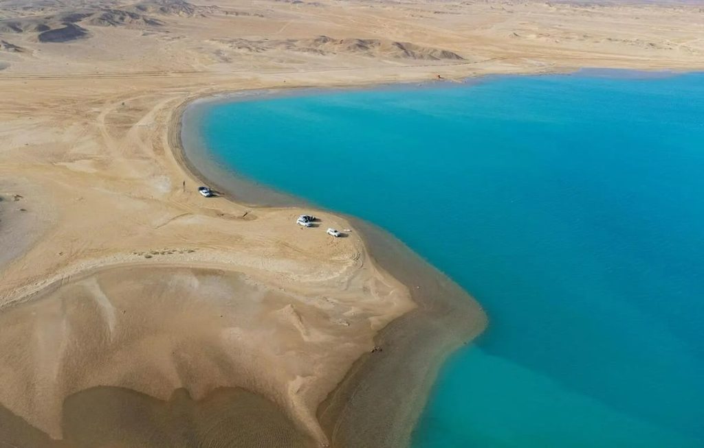 البحر والصحراء يتقاسمان أسرار الجمال بشاطئ «المسدود» على ساحل الوجه