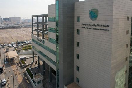 هل يسمح بدخول مقبض مسدس من الخشب أو البلاستيك إلى المملكة؟.. الزكاة والجمارك توضح