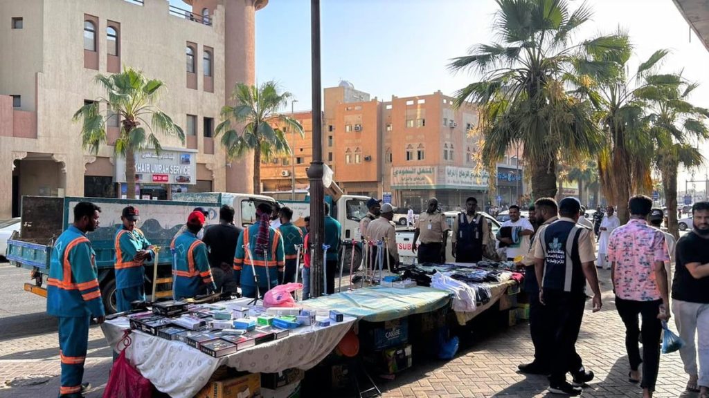 حملة على الباعة الجائلين المخالفين بشرق الدمام وضبط 4 عمال