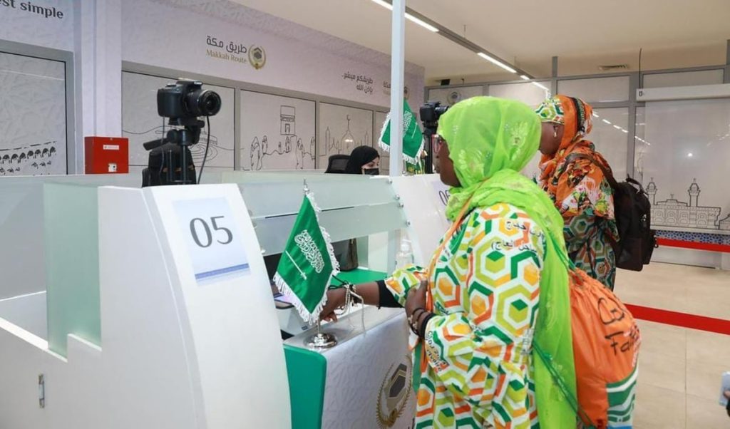 مغادرة أولى رحلات المستفيدين من مبادرة «طريق مكة» من جمهورية كوت ديفوار متجهة إلى المملكة