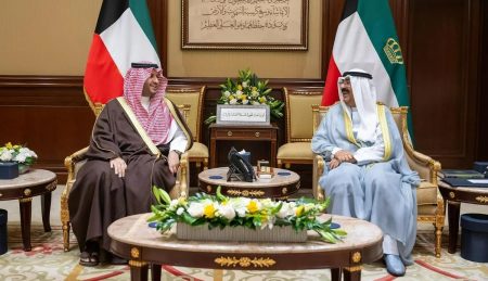 أمير الكويت يستقبل الأمير تركي بن محمد بن فهد ويستعرضان العلاقات الأخوية الراسخة بين البلدين