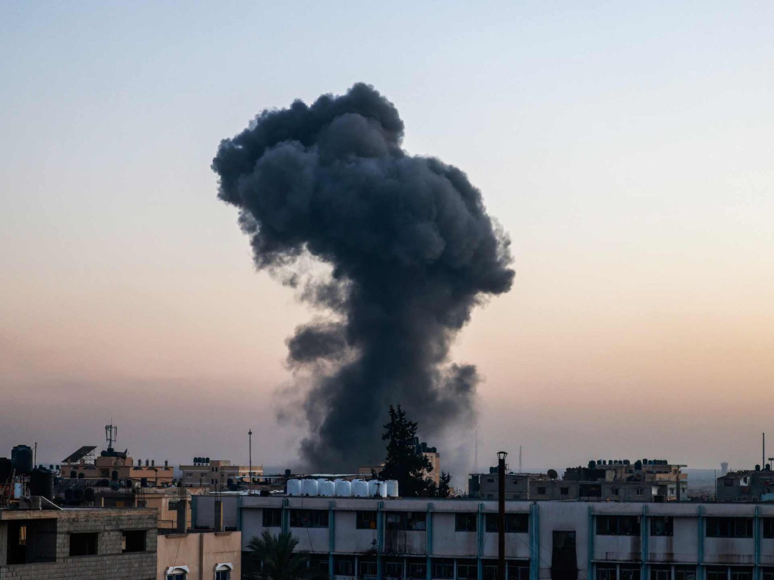 غارات مكثفة على قطاع غزة والمقاومة تجدد قصف “نتساريم”