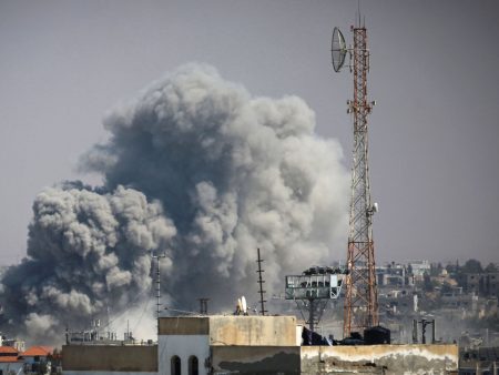 اشتباكات ضارية شرق رفح وآليات الاحتلال تتوغل في حي الزيتون