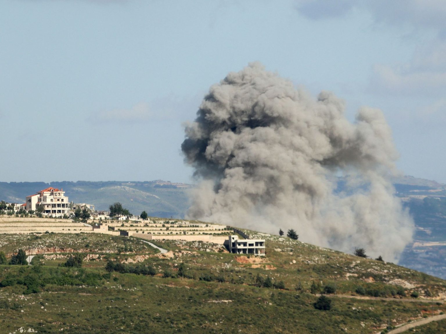 غارات إسرائيلية على جنوب لبنان عقب إصابة 4 جنود بصاروخ