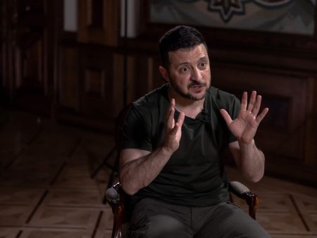 زيلينسكي يتهم الدول الغربية بمنعه من استخدام أسلحتها لضرب روسيا