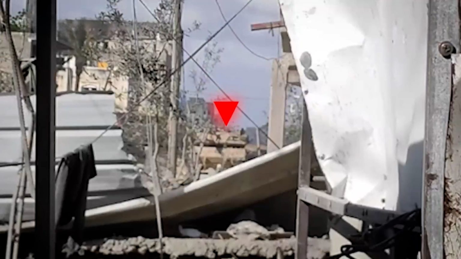 شاهد.. كتائب القسام تلاحق دبابات الاحتلال في أزقة جباليا