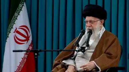 خامنئي يدعو الإيرانيين لـ”عدم القلق على البلاد” بعد حادث مروحية رئيسي