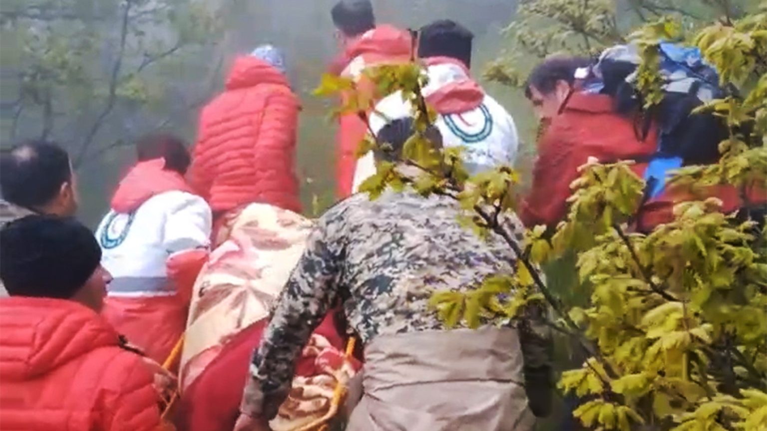 شاهد.. نقل جثمان رئيسي ومرافقيه بعد تحطم المروحية