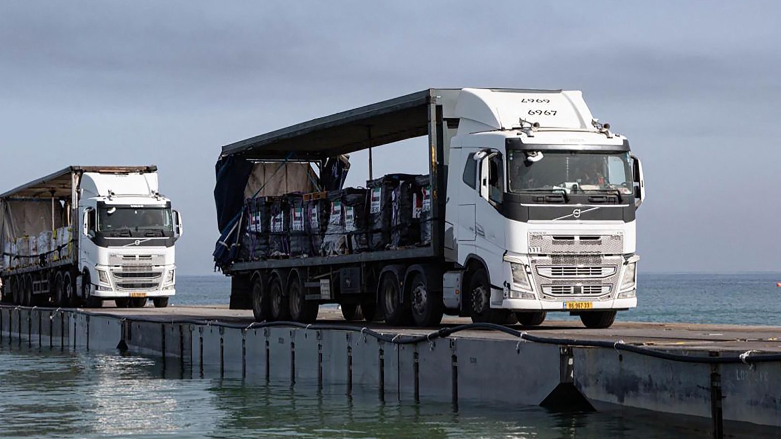 بحثا عن كيس طحين.. سقوط غزي أسفل شاحنة للمساعدات يدمي قلوب المغردين