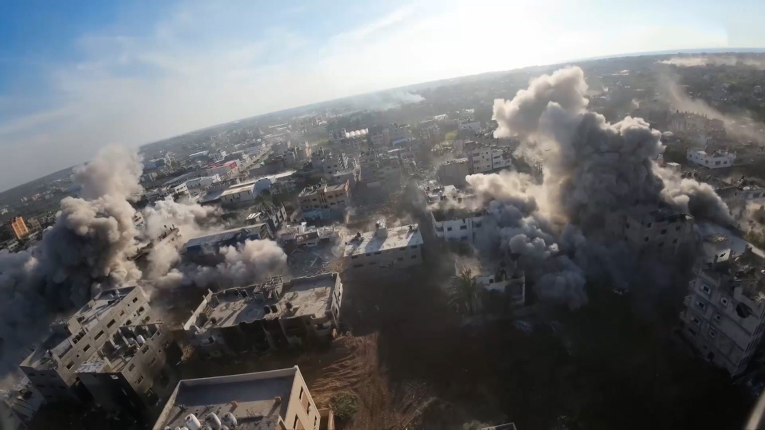 الجزيرة تنشر صورا تظهر نسف الاحتلال لمربعات سكنية بحي الزيتون