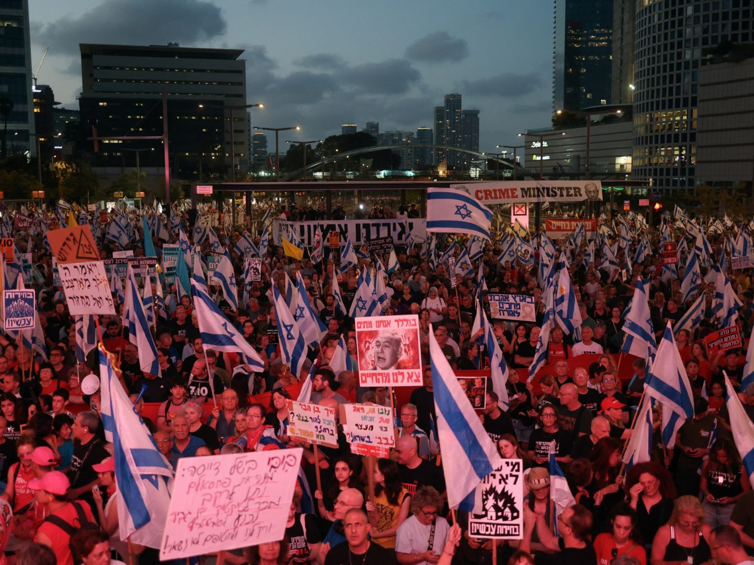 الشرطة الإسرائيلية تفرق مظاهرة تطالب بإبرام صفقة تبادل وعزل نتنياهو