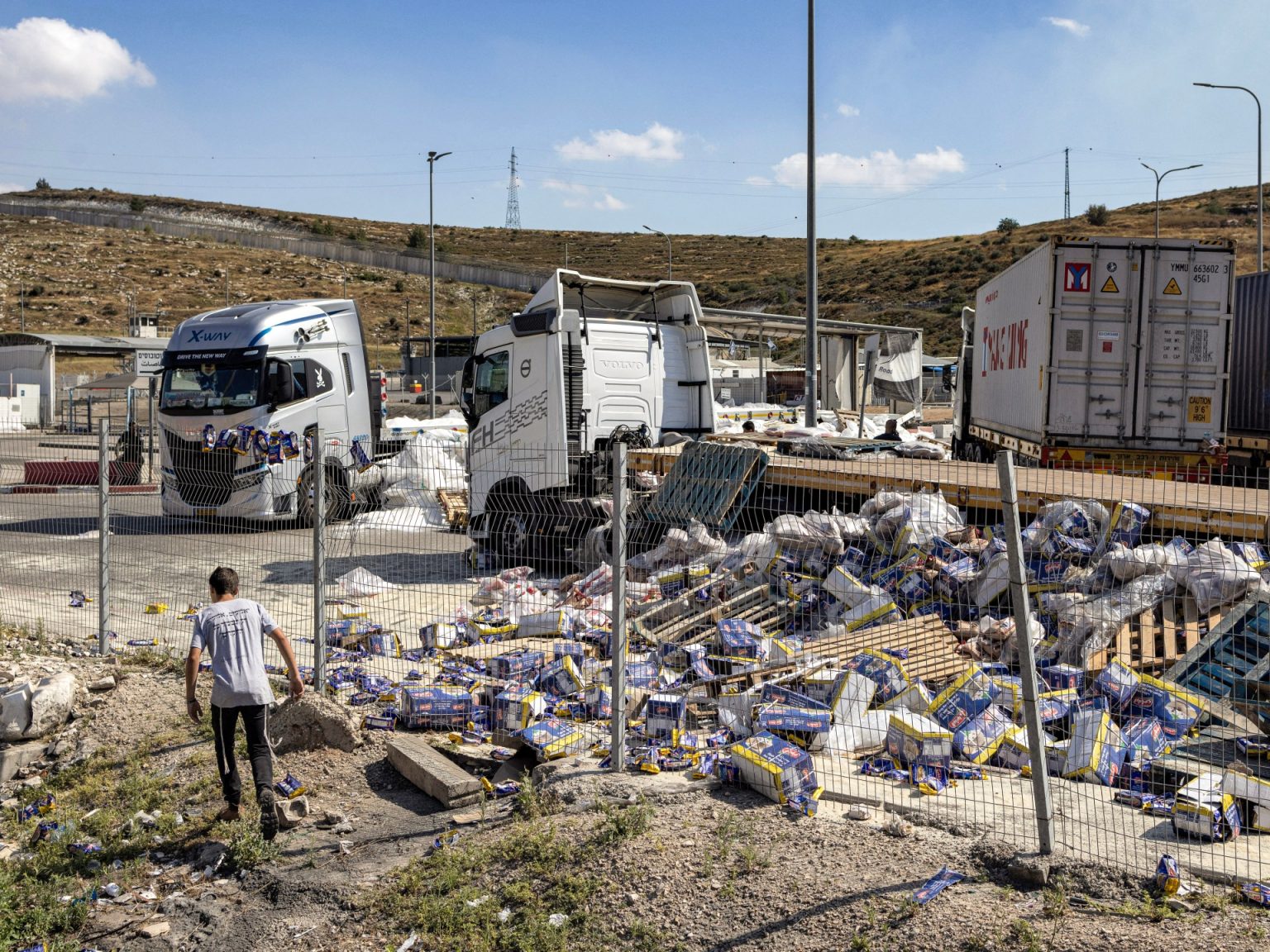 المستوطنون يكثفون هجماتهم على شاحنات المساعدات المتجهة لغزة