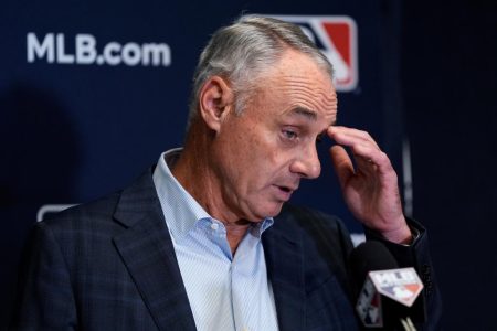 الطمع في الدوري الأمريكي للبيسبول يجعل من السهل الاستغناء عن مشاهدة البيسبول