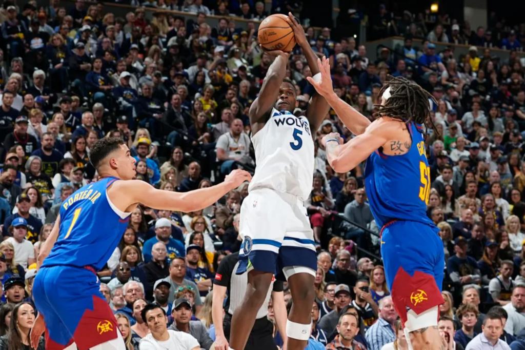 فريق تيمبروولفز يتفوق على بطل الدوري ناغيتس في لعبة 1 من سلسلة الجولة الثانية للبلاي اوف في دوري الـNBA