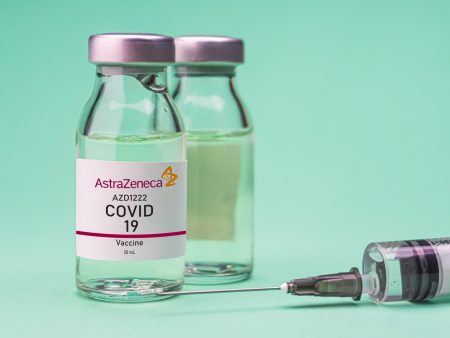 أسترازينيكا تبدأ سحب لقاح كوفيد-19 عالميا.. ما السبب؟