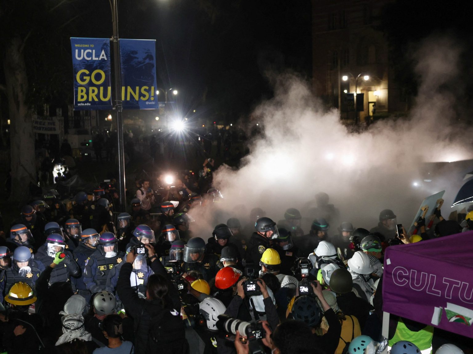 قنابل دخان واشتباكات.. الشرطة تفض اعتصام مؤيدي فلسطين بجامعة كاليفورنيا