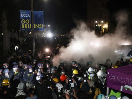 قنابل دخان واشتباكات.. الشرطة تفض اعتصام مؤيدي فلسطين بجامعة كاليفورنيا