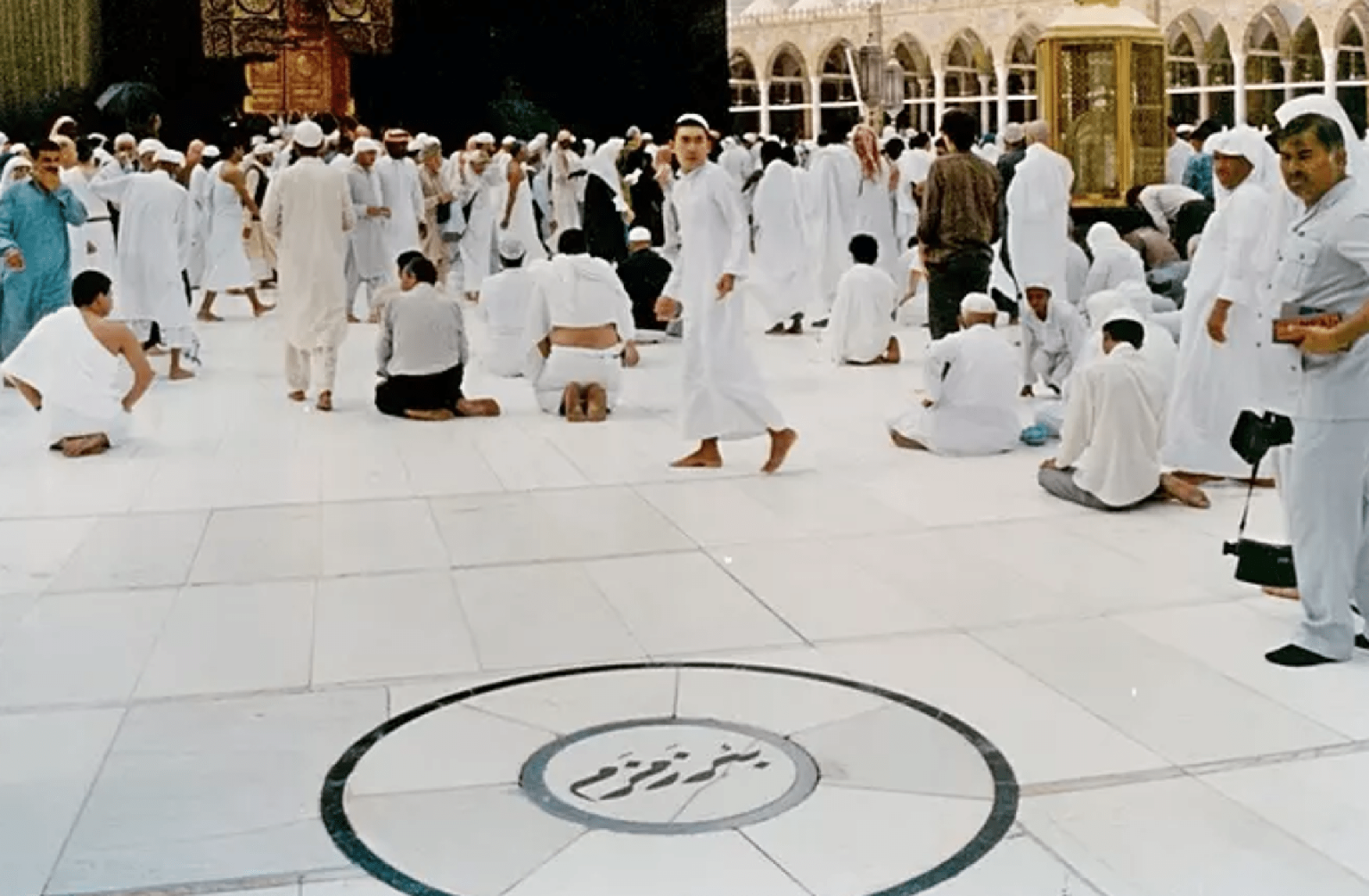 ماء زمزم.. سقيا الحجيج الذي لا ينضب، من أين يأتي وما قصة ظهوره أول مرة؟